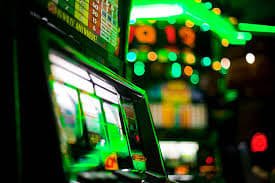 Live Dealer Roulette — pengalaman bermain langsung dengan dealer sungguhan Tampilan sesi live dealer roulette di mio888